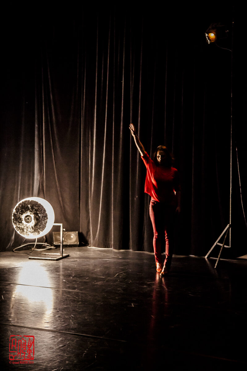 Marie Cambois danse dans Membranes cie Motrice Anthony Laguerre - lumière Philippe Colin